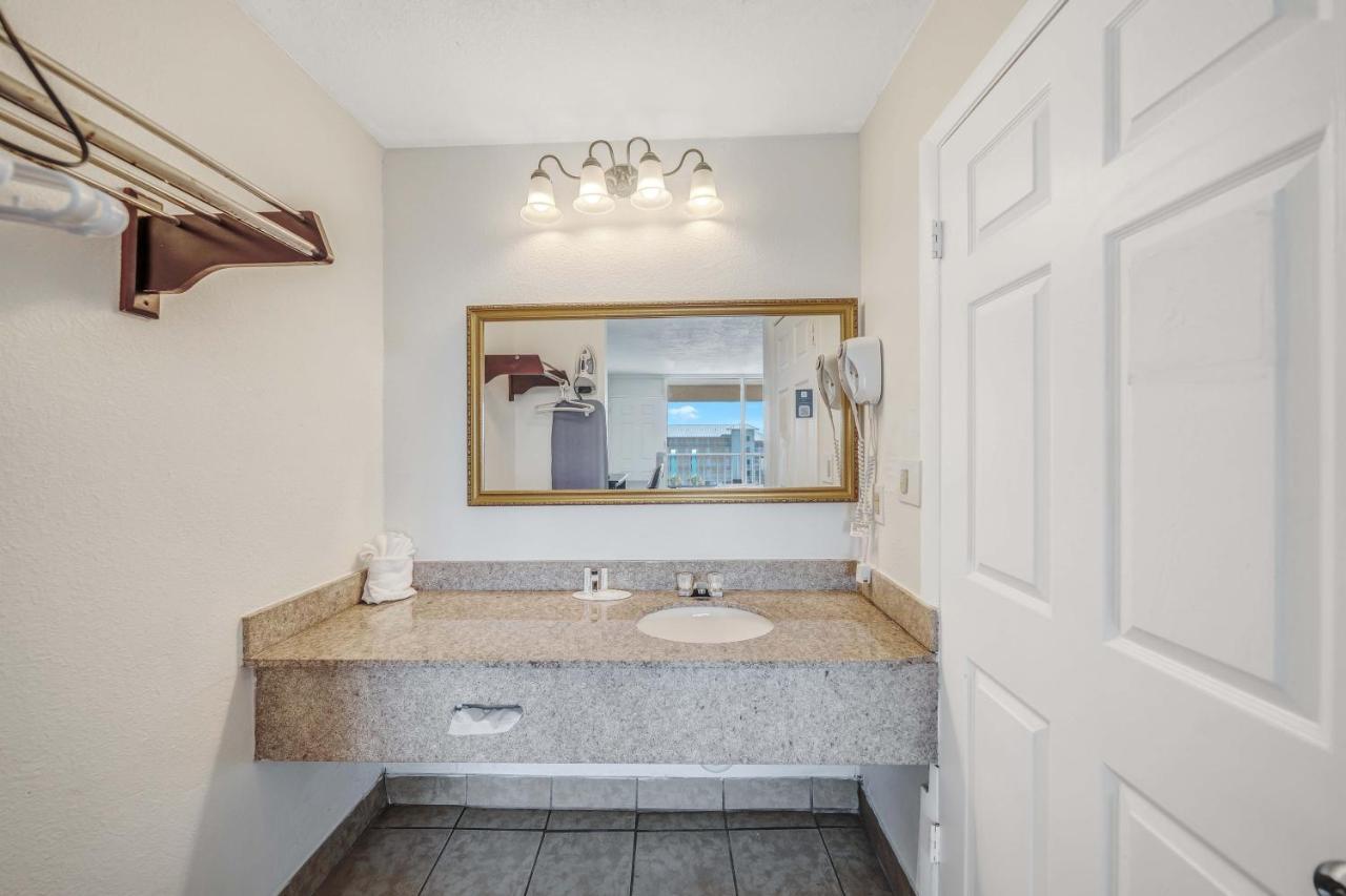 Baymont By Wyndham Panama City Beach Exterior foto